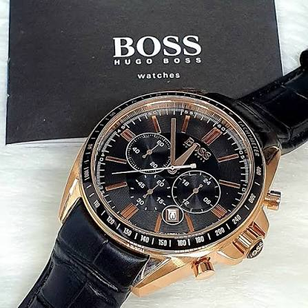 Gros plan sur le cadran texturé, le tachymètre et le manuel d'utilisation de la montre Hugo Boss 1513092
