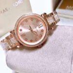 Montre Michael Kors MK3882 Sofie en or rose avec cadran floral en cristal, présentée avec son coffret au Maroc.