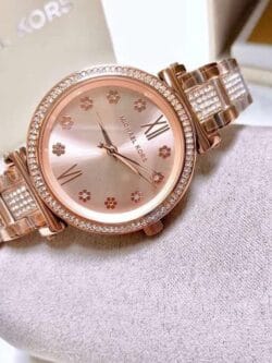 Montre Michael Kors MK3882 Sofie en or rose avec cadran floral en cristal, présentée avec son coffret au Maroc.