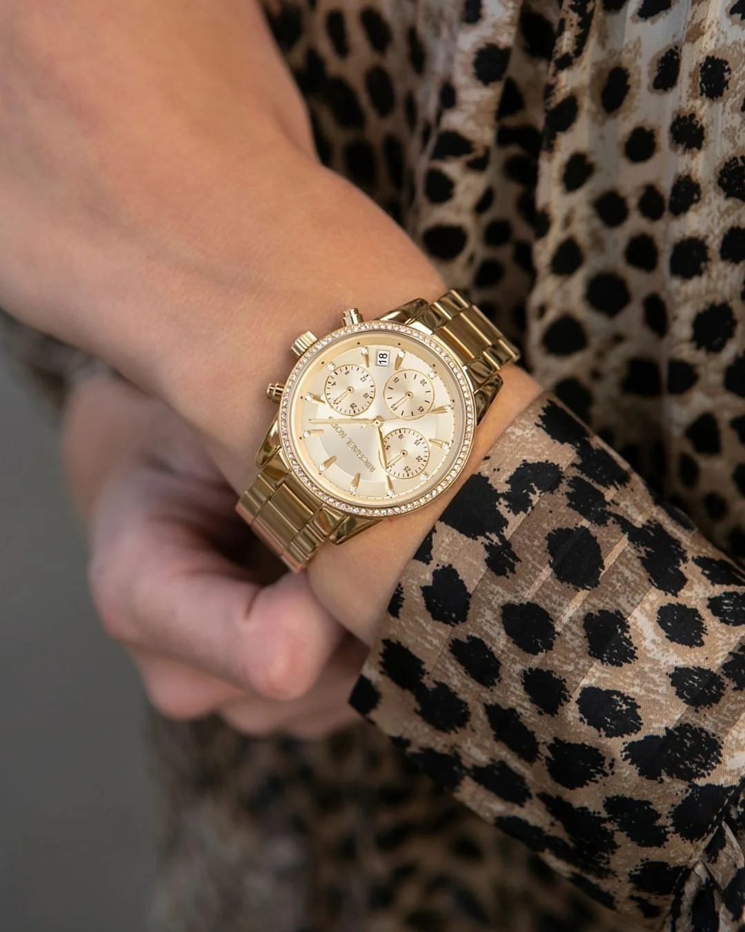 Montre Michael Kors MK6356 pour femme avec bracelet en acier bicolore or rose et argent, cadran nacré et chronographe – disponible au Maroc sur Planetawatches