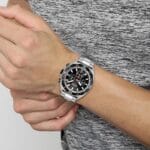 Montre Hugo Boss Energy 1513971 argentée et noire portée au poignet d'un homme au Maroc.