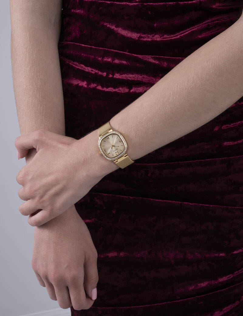 Les meilleurs styles de montres femme pour les soirées et les boîtes de nuit Montre femme Guess GW0354L2 dorée avec bracelet maille pour une tenue de soirée