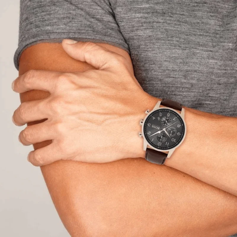 Montre homme en cuir marron au design moderne pour tenue décontractée – disponible sur Planetawatches.ma