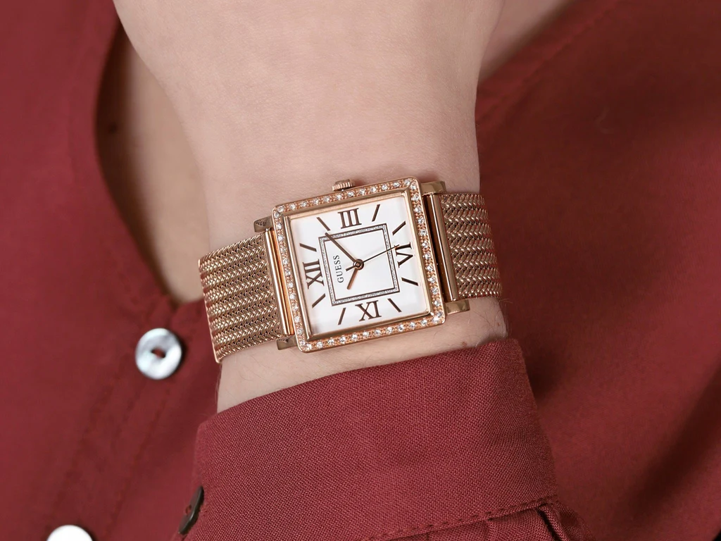 Montre Guess Highline Off White Dial Rose Gold Bracelet en acier inoxydable pour femme