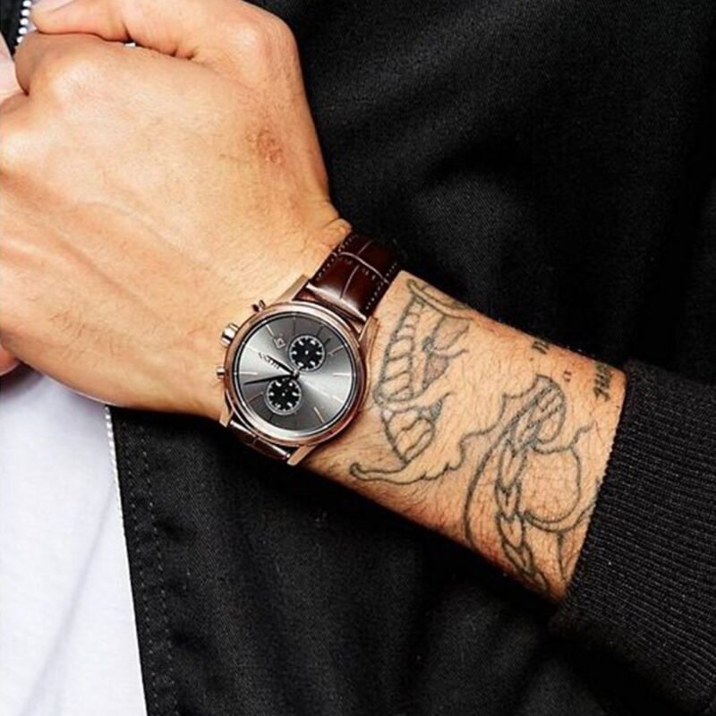 Montre homme en cuir marron au design moderne pour tenue décontractée – disponible sur Planetawatches.ma