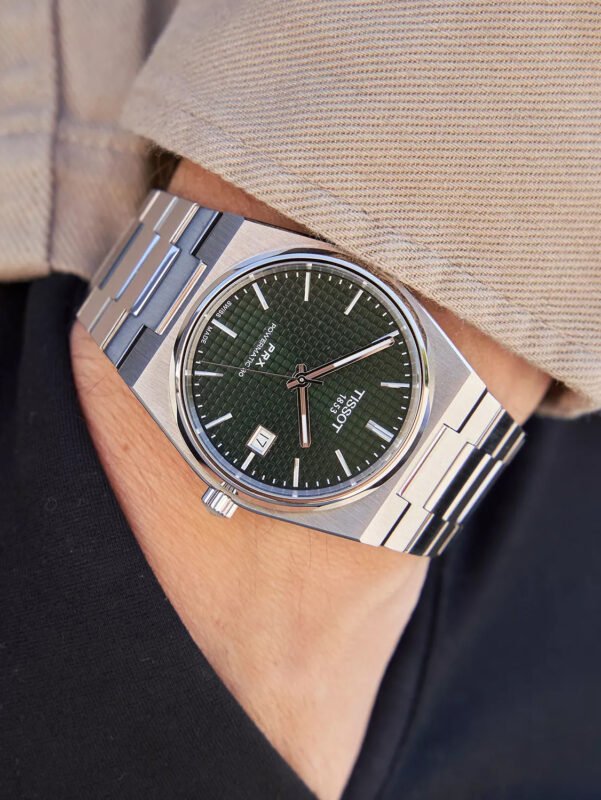 Montre homme élégante en acier inoxydable pour tenue classique ou costume – disponible sur Planetawatches.ma