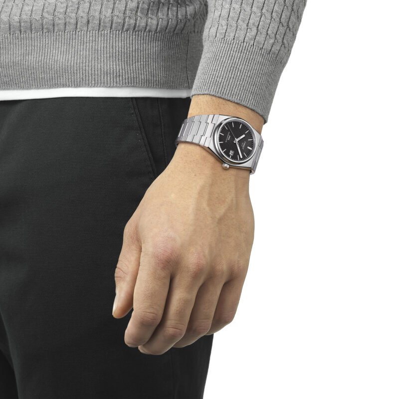 Montre homme élégante en acier inoxydable pour tenue classique ou costume – disponible sur Planetawatches.ma