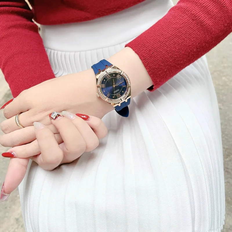bracelet en silicone bleu et son boîtier rose, la GW0034L4