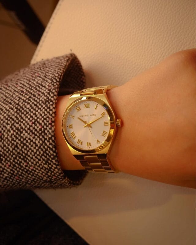 La taille parfaite de 37mm de la Michael Kors Lennox au poignet.