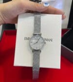 Montre femme bracelet milanais Armani AR1955 présentée sur sa boîte officielle au Maroc.