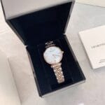 Montre femme nacre blanche Armani AR1683 bicolore or rose présentée dans son coffret officiel au Maroc.