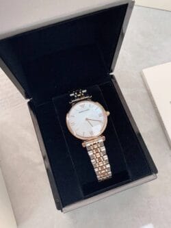 Montre femme nacre blanche Armani AR1683 bicolore or rose présentée dans son coffret officiel au Maroc.