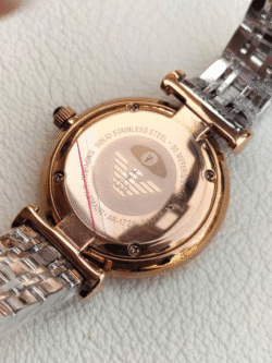 Dos du boîtier or rose de la montre femme grise Emporio Armani AR1725 au Maroc.