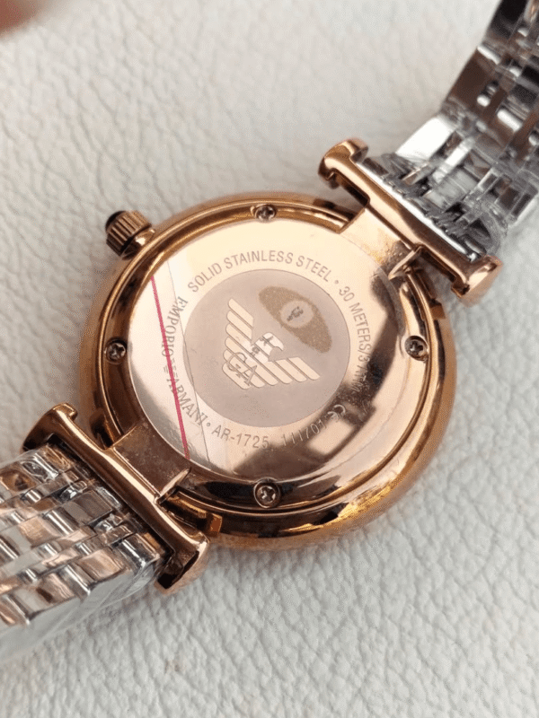 Dos du boîtier or rose de la montre femme grise Emporio Armani AR1725 au Maroc.