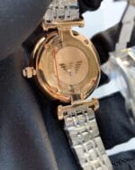 Dos du boîtier or rose de la montre femme bicolore Emporio Armani AR1840 au Maroc.