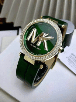 Détail du cadran vert logo MK et lunette pavée de la Montre Femme Michael Kors Parker MK4724 au Maroc.