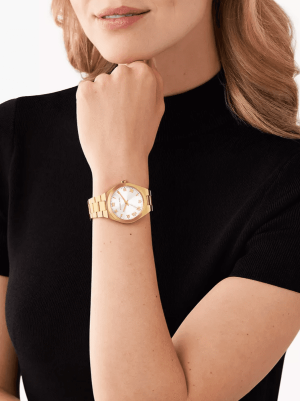 Montre Femme Michael Kors Lennox MK7391 dorée portée au poignet, style classique et chic au Maroc.