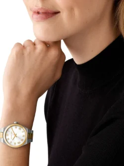 Montre Femme Michael Kors Lennox MK7464 bicolore portée au poignet, style classique et chic au Maroc.