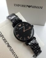 Détail de la montre acier noir femme Armani AR11245 posée sur sa documentation au Maroc.