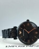 Détail de la montre acier noir femme Armani AR11245 posée sur sa documentation au Maroc.