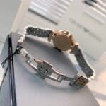 Dos du boîtier or rose de la montre femme nacre blanche Emporio Armani AR1683 au Maroc.