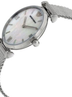 Gros plan sur la montre femme bracelet milanais Armani AR1955, montrant le cadran nacre et les attaches T-bar.