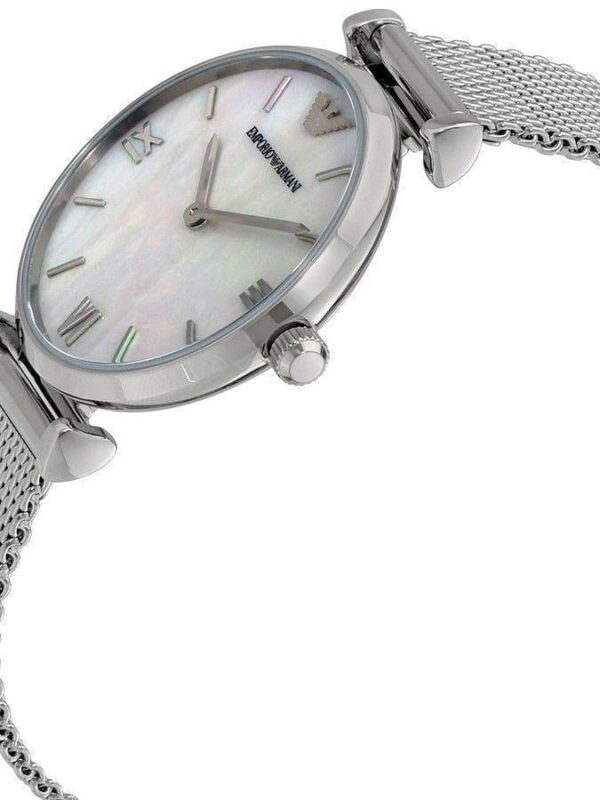 Gros plan sur la montre femme bracelet milanais Armani AR1955, montrant le cadran nacre et les attaches T-bar.