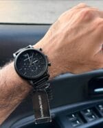 Montre Emporio Armani Luigi AR1895 noire portée au poignet d'un homme au Maroc.