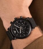 Montre Emporio Armani AR1968 noire en maille milanaise, portée au poignet d'un homme au Maroc.