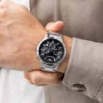 Montre Emporio Armani Renato AR2434 argentée et noire portée au poignet d'un homme au Maroc.