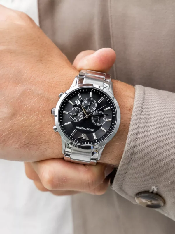 Montre Emporio Armani Renato AR2434 argentée et noire portée au poignet d'un homme au Maroc.
