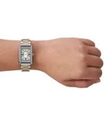 Montre extra plate femme Emporio Armani AR11642 bicolore or jaune portée au poignet pour femme au Maroc.