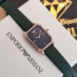 Montre femme or rose et cuir vert Armani AR11149 dans son coffret de présentation au Maroc.