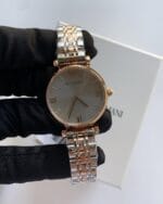 Détail de la montre Armani AR1840 Maroc tenue en main, montrant les cristaux.