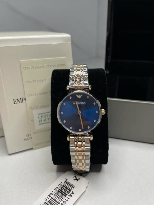 Détail de la montre femme bleu marine Armani AR11092 bicolore or rose tenue en main au Maroc.