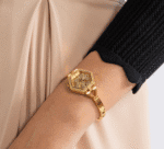 Montre femme dorée tendance Guess GW0680L2 (28mm est.) portée au poignet au Maroc.