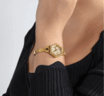 Petite montre dorée femme Guess GW0680L2 (28mm est.) portée au poignet au Maroc.