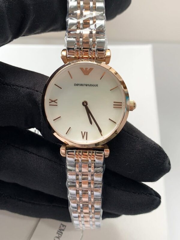 Présentation chic de la montre femme nacre blanche Armani AR1683 bicolore or rose au Maroc.