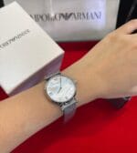 Montre femme bracelet milanais AR1955 (32mm) portée au poignet par une femme au Maroc.