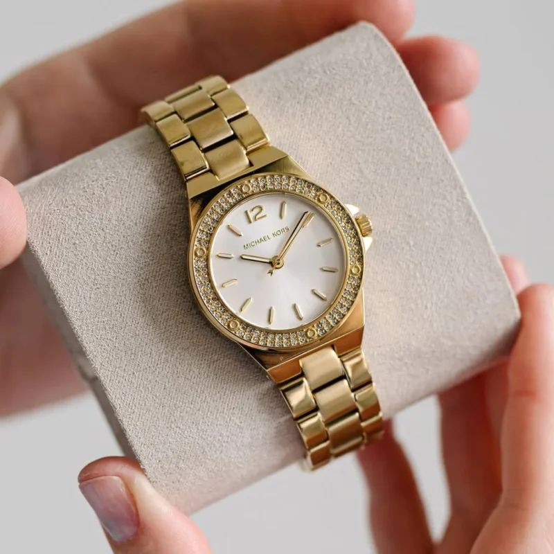 Montre femme petit poignet dorée Michael Kors MK7278, 33mm, avec lunette pavée et cadran nacre.