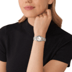 Montre femme petit poignet MK4740 bicolore portée au poignet par une femme mince au Maroc.