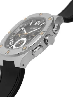 Vue de profil de la montre Guess GW0571G1 montrant les détails du boîtier et des poussoirs.