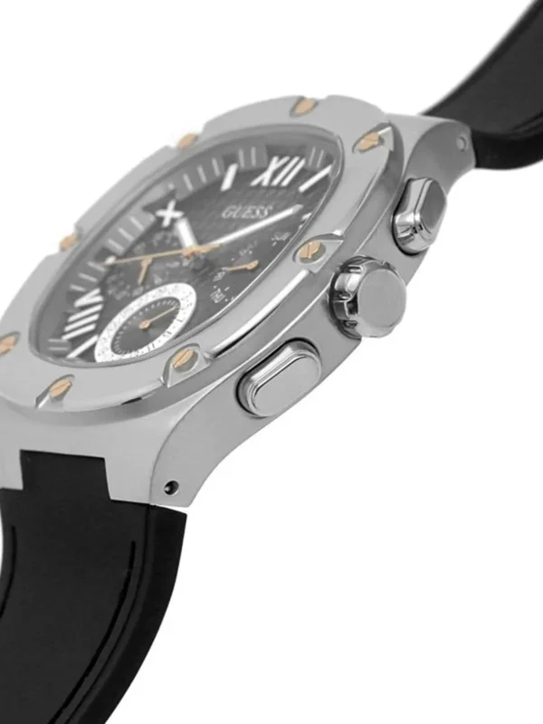 Vue de profil de la montre Guess GW0571G1 montrant les détails du boîtier et des poussoirs.