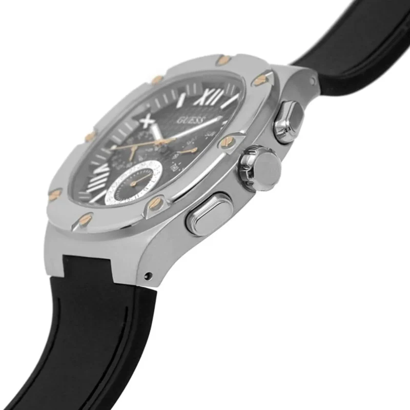 Vue de profil de la montre Guess GW0571G1 montrant les détails du boîtier et des poussoirs.