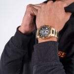 Détails de la montre Guess Headline GW0572G2 dorée présentée dans son coffret au Maroc.