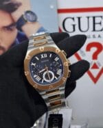Détails de la montre Guess Headline GW0572G4 bicolore présentée dans son coffret au Maroc.