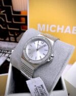 Montre femme tendance cristaux MK7337 argentée présentée sur son coussin au Maroc.