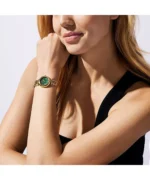 Montre Michael Kors Laney MK4892 dorée et verte, portée au poignet d'une femme au Maroc.