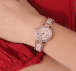 Montre Michael Kors Mini Parker MK6922 en or rose et acétate rose, portée au poignet d'une femme au Maroc.