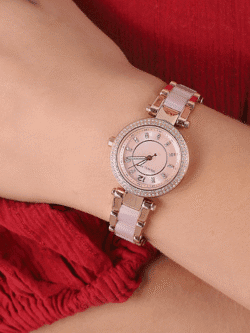 Montre Michael Kors Mini Parker MK6922 en or rose et acétate rose, portée au poignet d'une femme au Maroc.